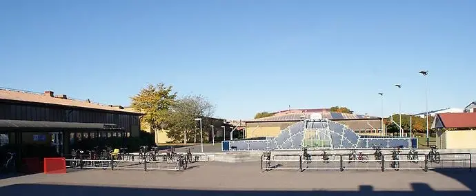 Östbyskolans skolgård med cykelställ och basket/bollplan